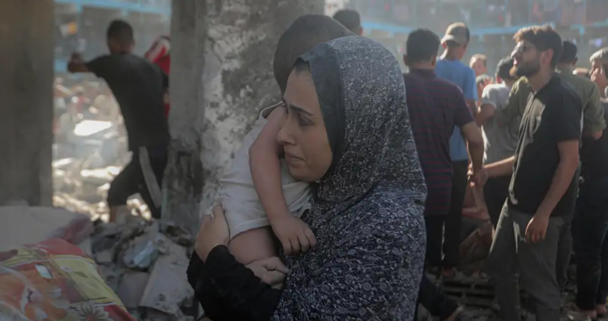Ataque israelí a escuela ocupada como refugio en Gaza deja al menos 22 muertos, entre ellos 13 niños