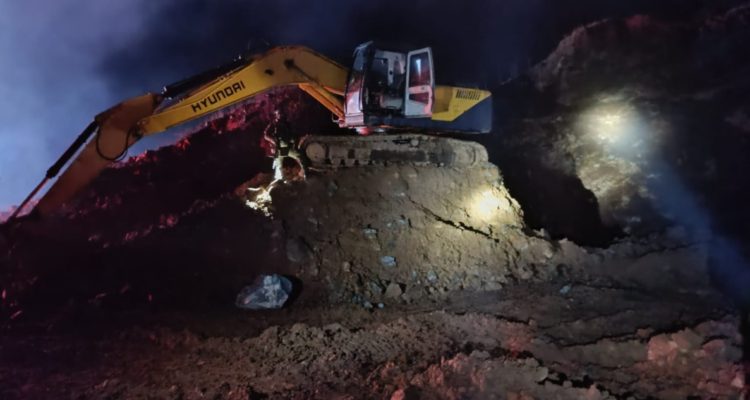 Retroexcavadora destruida en presunto ataque en Lautaro