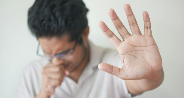 ¿Qué hacer si alguien se atraganta con comida? Consejos para aplicar la maniobra de Heimlich 