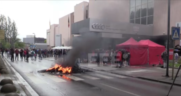 Por amenaza de despidos: Trabajadores en huelga esconden las llaves de 200 autos Audi de lujo