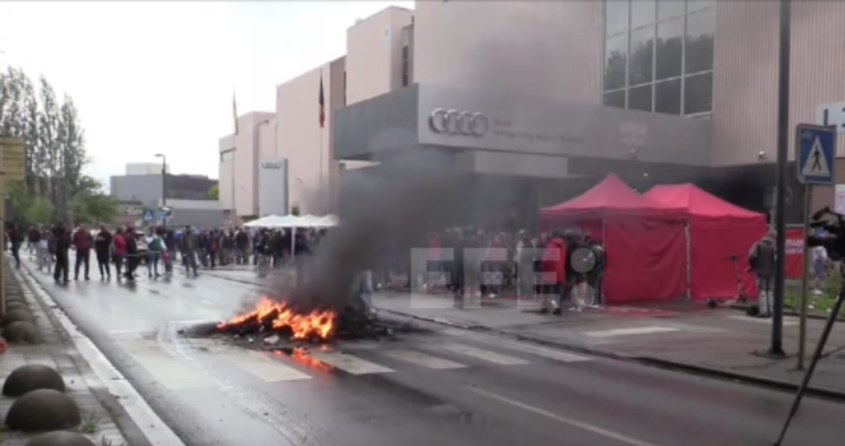Por amenaza de despidos: Trabajadores en huelga esconden las llaves de 200 autos Audi de lujo