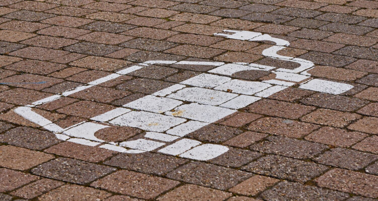 China enviará a su ministro de comercio a Europa para intentar solucionar impuestos a autos eléctricos