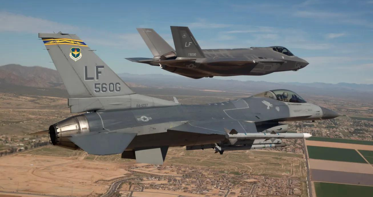 Un F-16 junto a un F-35