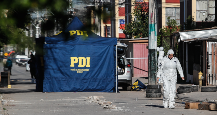 Un muerto, más de 150 tiros, un velorio y un cesfam amenazado: las horas de terror en Bajos de Mena