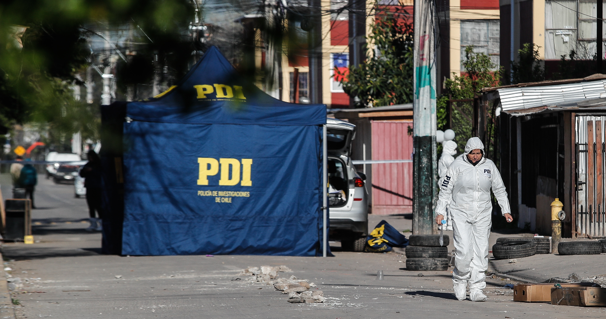 Un muerto, más de 150 tiros, un velorio y un cesfam amenazado: las horas de terror en Bajos de Mena