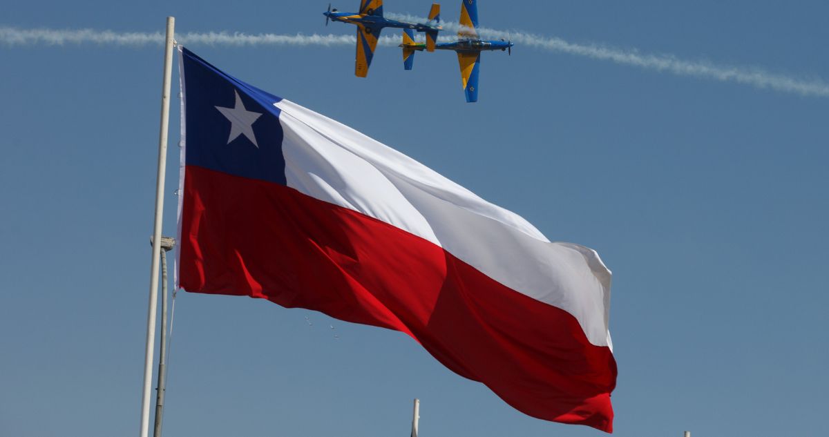Qué días es obligatorio poner izar la bandera chilena en Fiestas Patrias, cómo colocarla correctamente y cuáles son las multas según la ley en Chile.