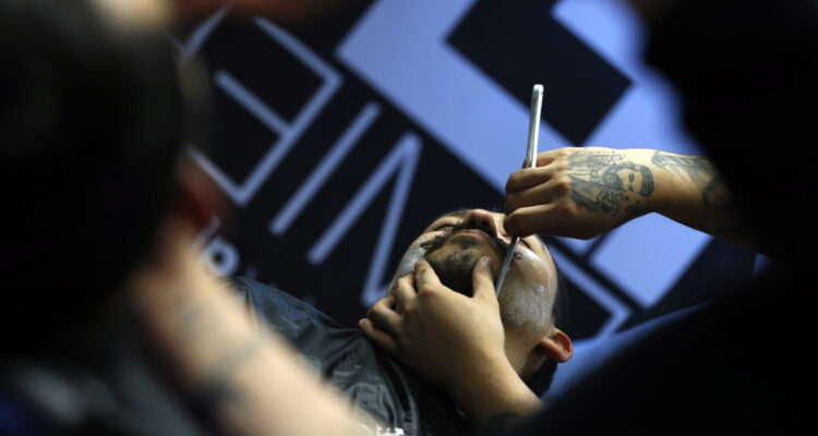 Reportan baja de desempleo de extranjeros en Chile: crece informalidad y hogares como empleadores