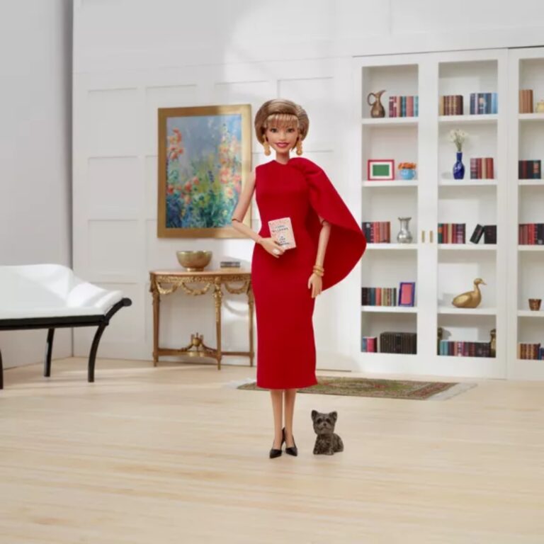 Mattel presenta una Barbie en honor a Isabel Allende, "La casa de los espíritus" y su perrita "Perla"