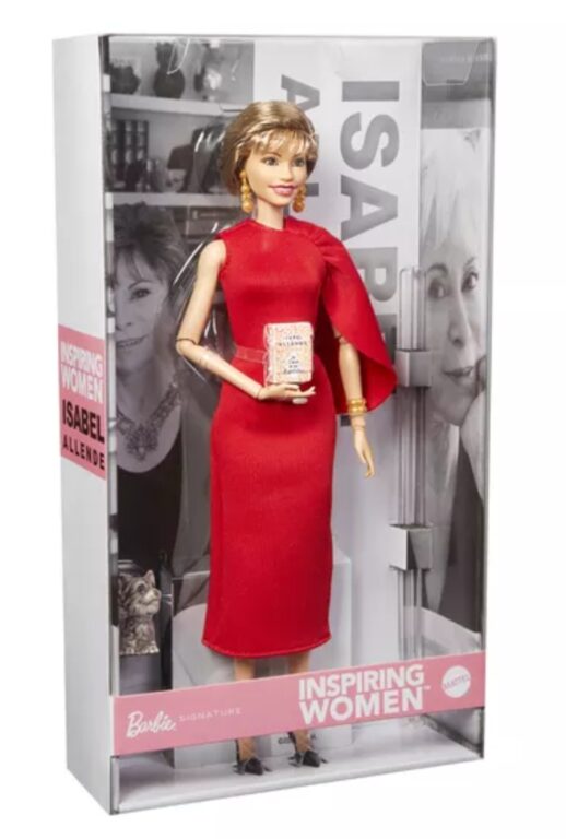 Mattel presenta una Barbie en honor a Isabel Allende, "La casa de los espíritus" y su perrita "Perla"