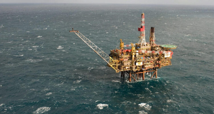 Los temores por demanda de petróleo llevan al barril Brent bajo los US$70 por primera vez desde 2021