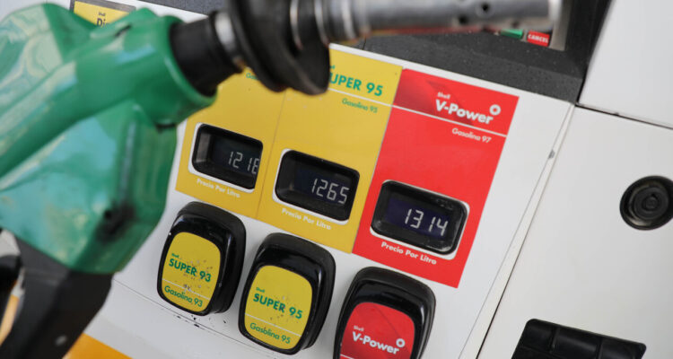 Las bencinas sufrirán una caída en su precio de hasta $27 pesos por litro.