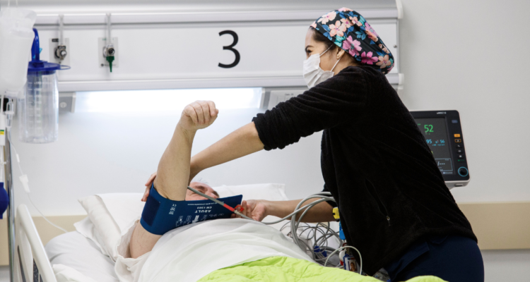 Bono de trato al usuario: ¿Cuánto le pagan extra a los funcionarios de la salud por atender bien?