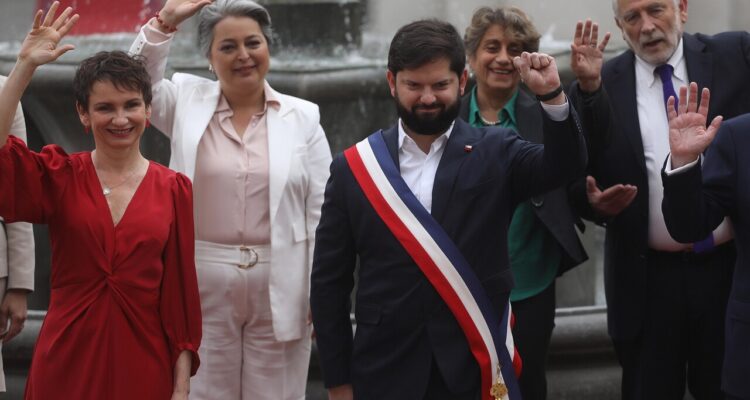 El Presidente de la República, Gabriel Boric Font, encabeza Fotografía Oficial junto a ministras y ministros de Estado en el Palacio de La Moneda.