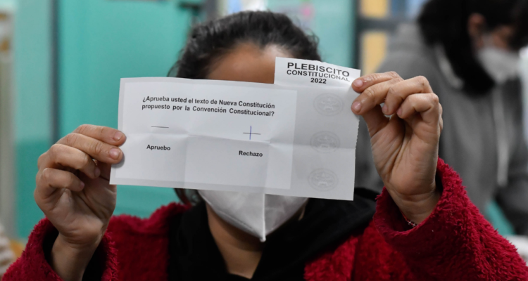 Cadem: A dos años del rechazo, por primera vez chilenos están en contra de una nueva Constitución