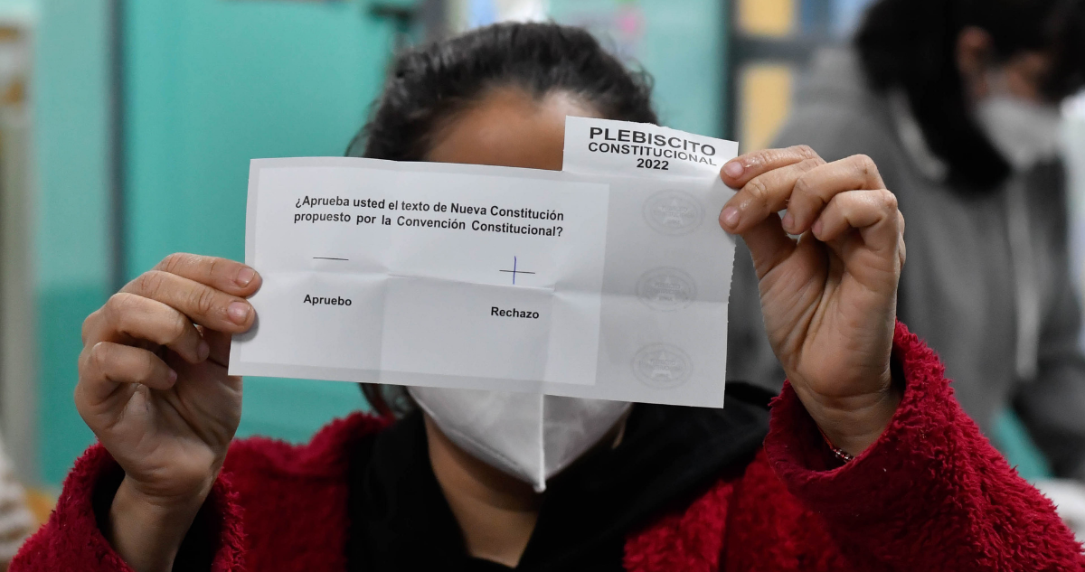 Cadem: A dos años del rechazo, por primera vez chilenos están en contra de una nueva Constitución