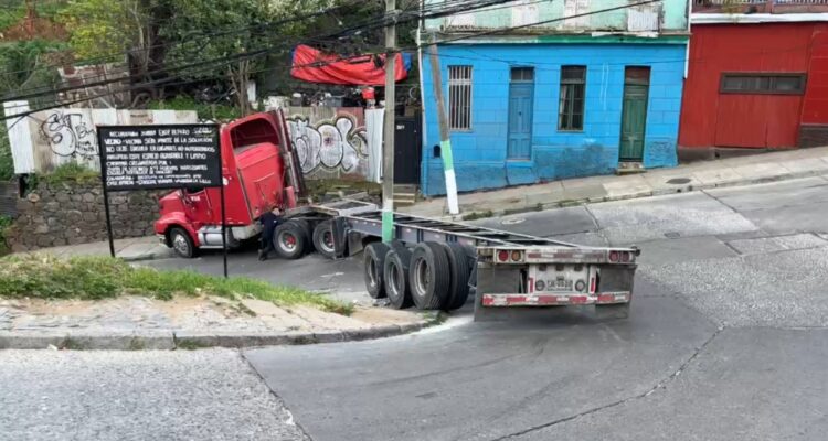 Camión atascado en bajada de cerro de Valparaíso