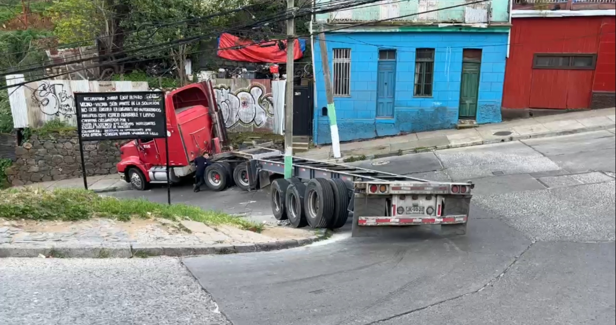 camion-atascado-cerro-larrain.jpg