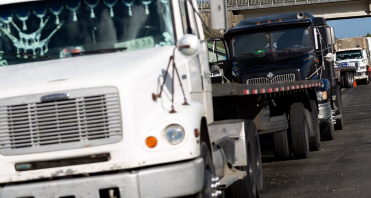 Camioneros chilenos acusan hostigamiento de autoridades argentinas y constantes amenazas de multas