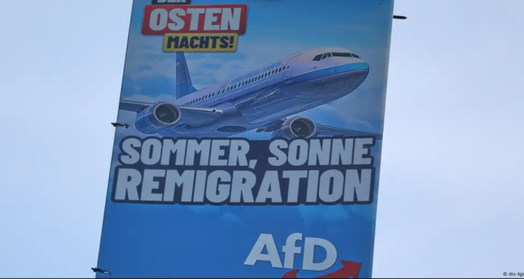 Carteles electorales como este, en el que se puede leer “Verano, sol, remigración” del partido AfD, son visibles en varias ciudades del estado federado de Turigia.