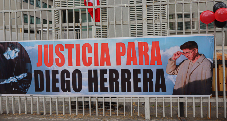 Pancarta en favor de Diego Herrera por pena de cárcel para Maximiliano López