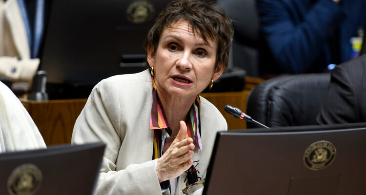 En la imagen, la ministra del Interior, Carolina Tohá, quien mantendrá reuniones con los partidos de Gobierno y oposición para abordar la crisis de seguridad en el país.