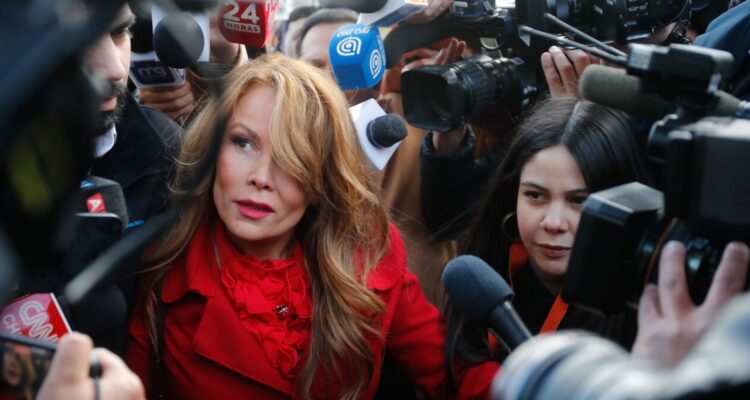 Caos en llegada de Cathy Barriga a su reformalización: “Las personas inocentes no van a la cárcel”