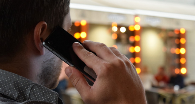 Estudio relaciona el uso frecuente de celulares con una peor salud en fumadores y diabéticos