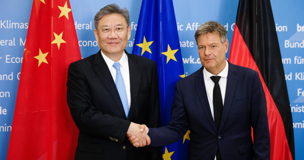 Ministros de China y Alemania se reúnen en medio de tensiones por aranceles a autos eléctricos chinos