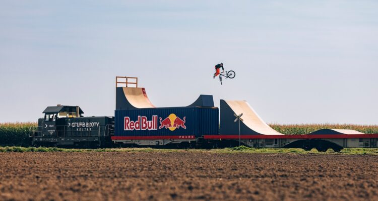 Ciclista Dawid Godziek impactó con rutina de ciclismo sobre tren en movimiento.