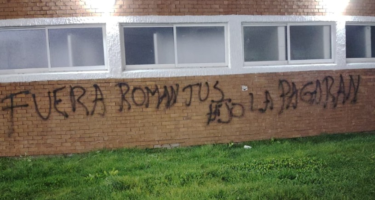 “Fuera Román, tus hijos la pagarán”: dejan rayado con amenazas contra gerente de Puerto Coronel