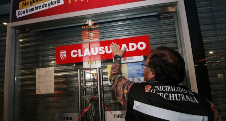 “Un vecino no grato”: Municipio de Huechuraba clausura local de McDonald’s por falta de permisos