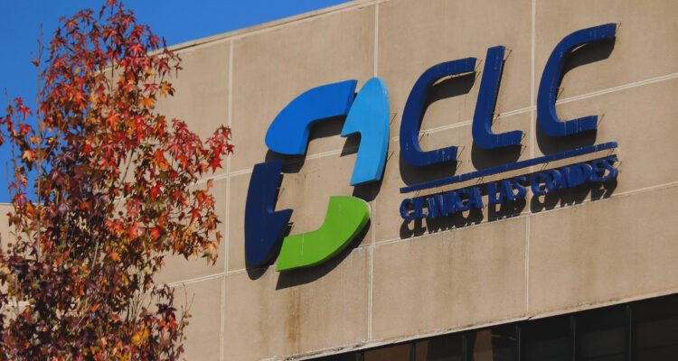 CMF sanciona a Clínica Las Condes por no informar sobre dividendos a Cuerpos de Bomberos