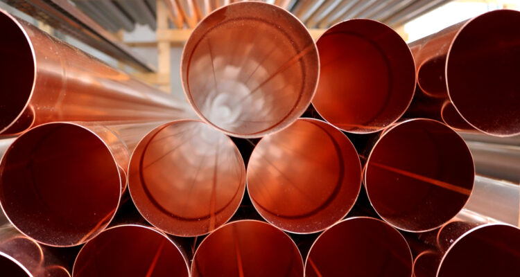 Cochilco ajusta a la baja precio del cobre: debilidad macroeconómica y geopolítica impactan mercado