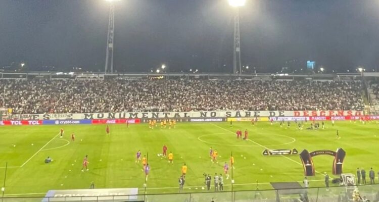 El lienzo burlesco de la hinchada de Colo Colo contra River que se volvió viral
