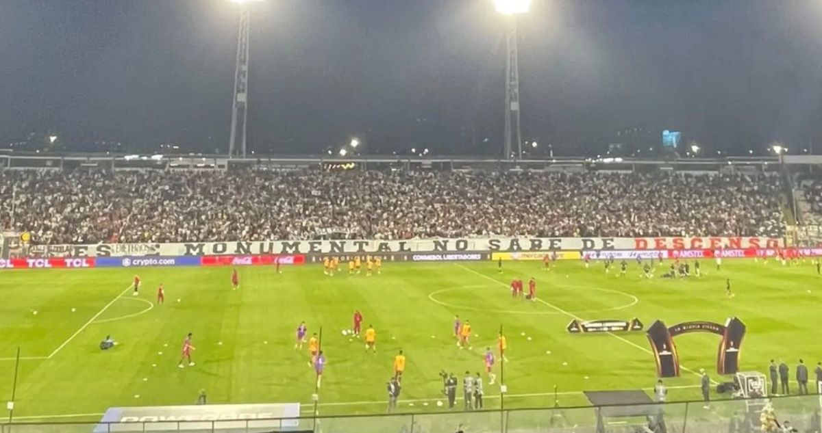 El lienzo burlesco de la hinchada de Colo Colo contra River que se volvió viral