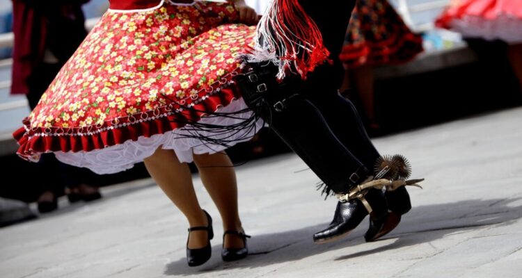 Cómo se baila o cómo bailar cueca, el baile nacional para las Fiestas Patrias, paso a paso y cuál es el origen del baile nacional.
