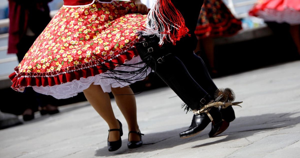 Cómo se baila o cómo bailar cueca, el baile nacional para las Fiestas Patrias, paso a paso y cuál es el origen del baile nacional.