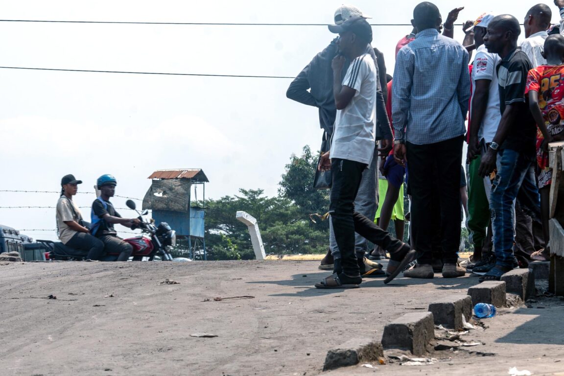 Familiares de reclusos esperan fuera de la prisión central de Makala, en Kinshasa 