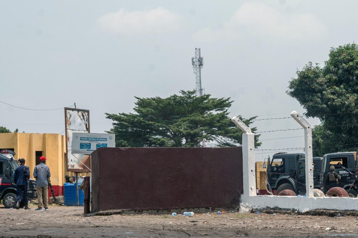 Familiares de reclusos esperan fuera de la prisión central de Makala, en Kinshasa