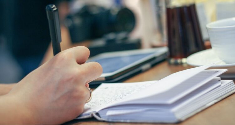 Buscan que todas las profesiones estén colegiadas para combatir faltas a la ética con inhabilidad