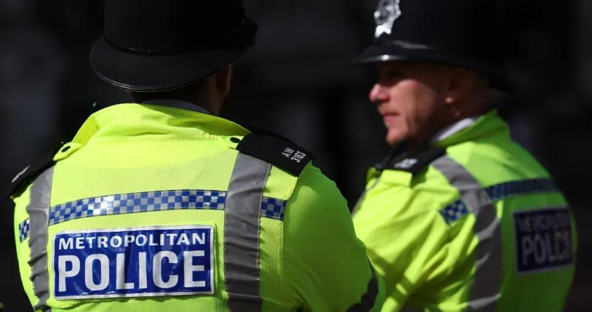 Conmoción en Inglaterra: detienen a cinco niños relacionados con el asesinato de un hombre de 80 años