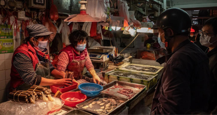 Estudio corrobora origen del covid-19 en mercado chino: hallaron restos del virus en animales salvajes