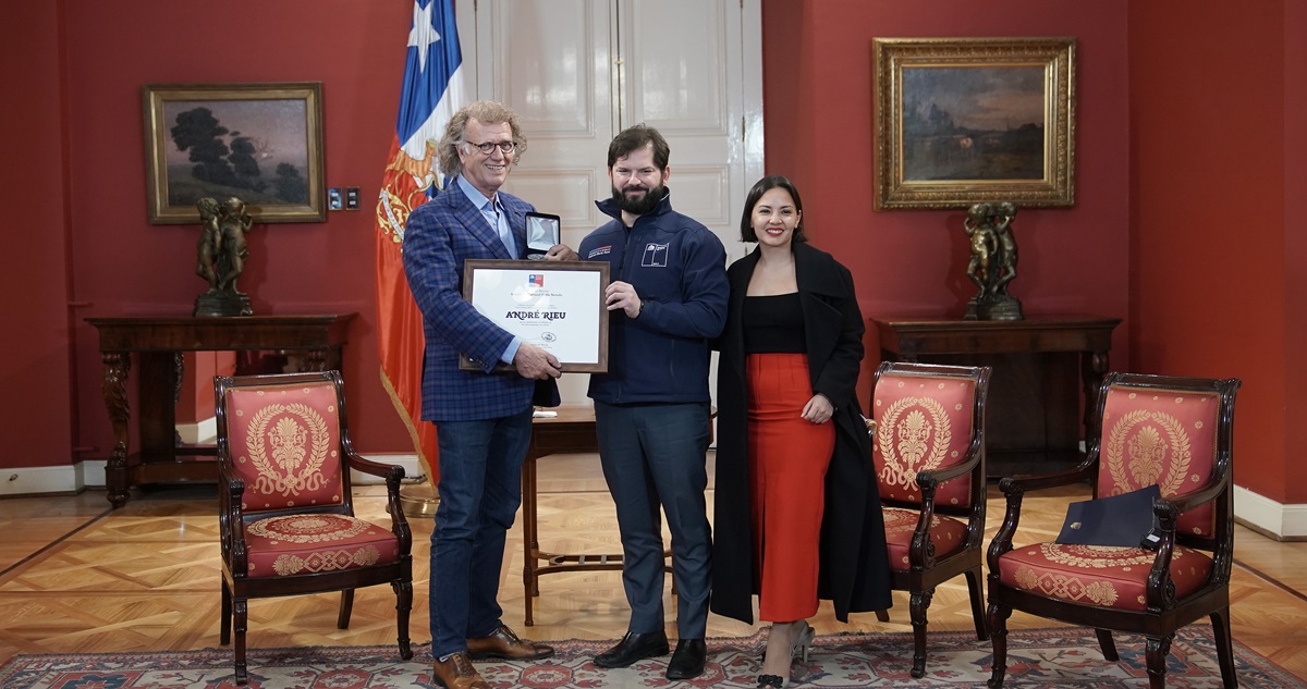 andre rieu y boric junto a ministra de las culturas