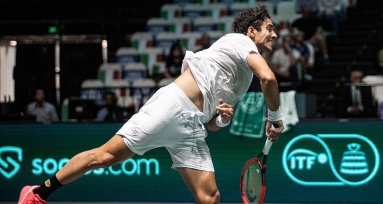 Cristian Garin batalla en Copa Davis.