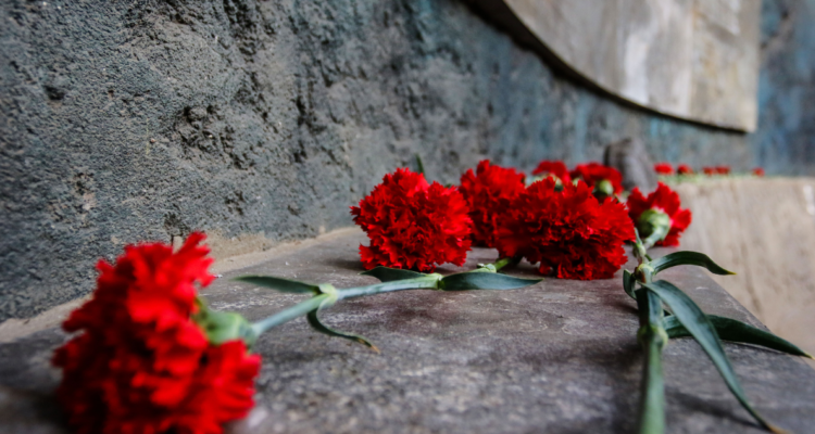 Flores por trabajador de Endesa desaparecido cuya condena por desaparición debe ser publicada en diario según la justicia