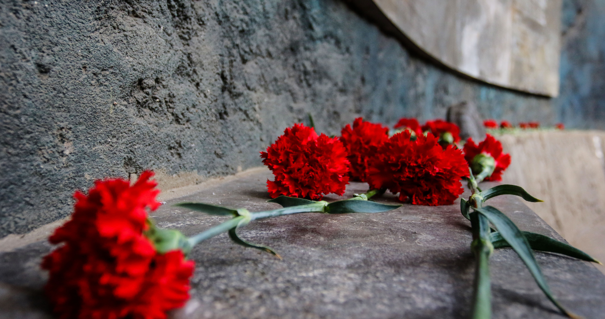 Flores por trabajador de Endesa desaparecido cuya condena por desaparición debe ser publicada en diario según la justicia