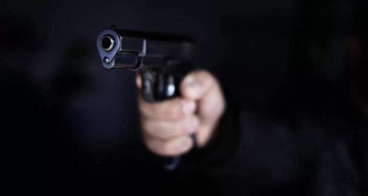 Delincuentes se enfrentan a tiros con carabinero al que asaltaron en paradero de Huechuraba