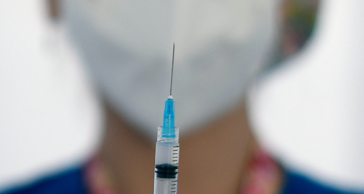 Imagen de enfermera por depósito de vacunas en Los Ríos