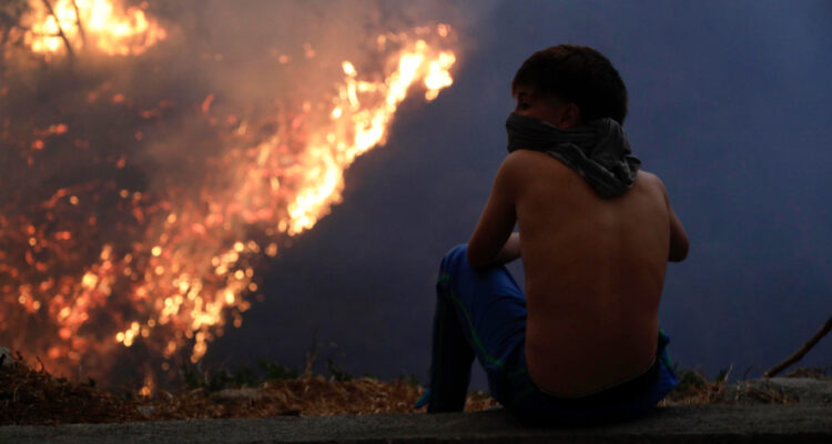Detienen a un hombre de 19 años acusado de iniciar megaincendio en la capital de Ecuador