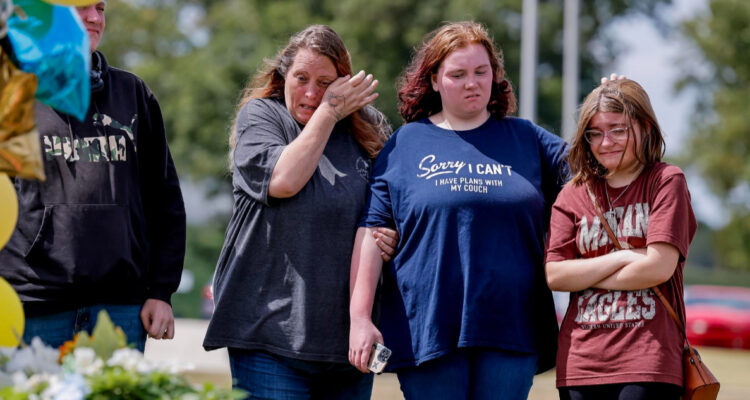 Detienen y acusan de homicidio involuntario al padre de autor del fatal tiroteo en Georgia